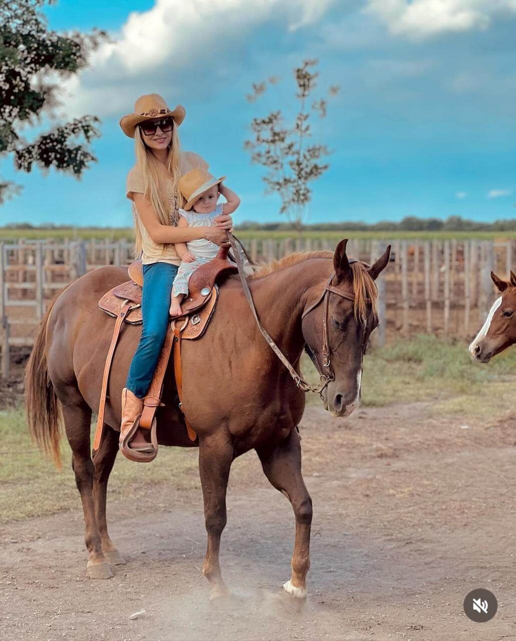 Con la hija a caballo