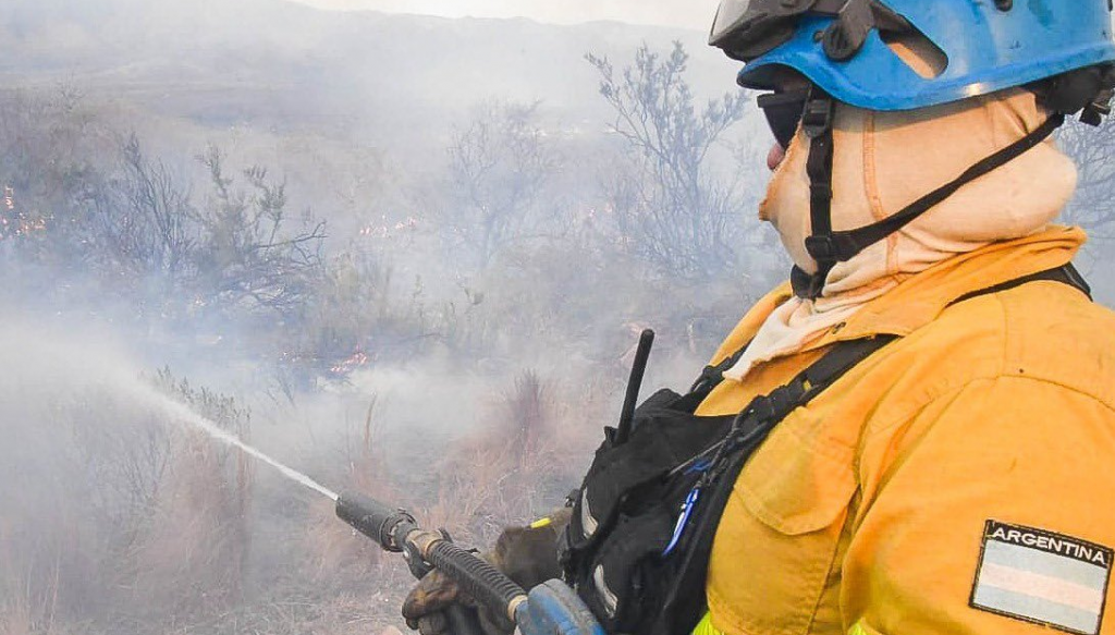 bombero manguera incendio