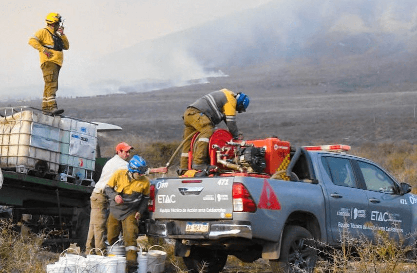 bomberos en incendio cba